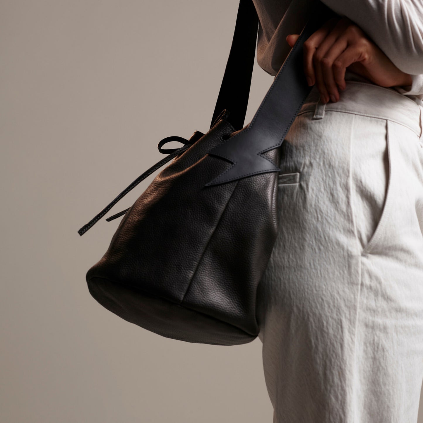 Bucket Bag Gunmetal Grey